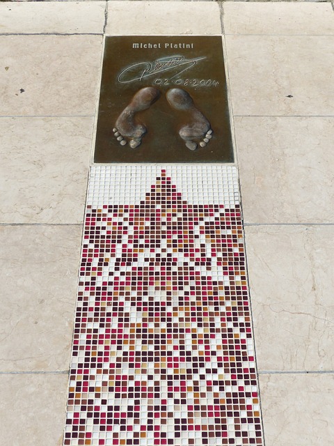 通过其出色 通过其出色